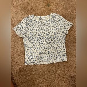 Barely worn Hollister shirt in size, small white with the blue flowers